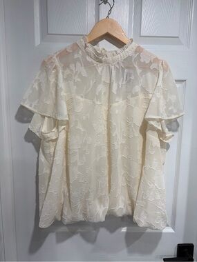 2/$30 Torrid Women’s Chiffon Clip Floral Bubble Hem Flutter Sleeve Top Cream